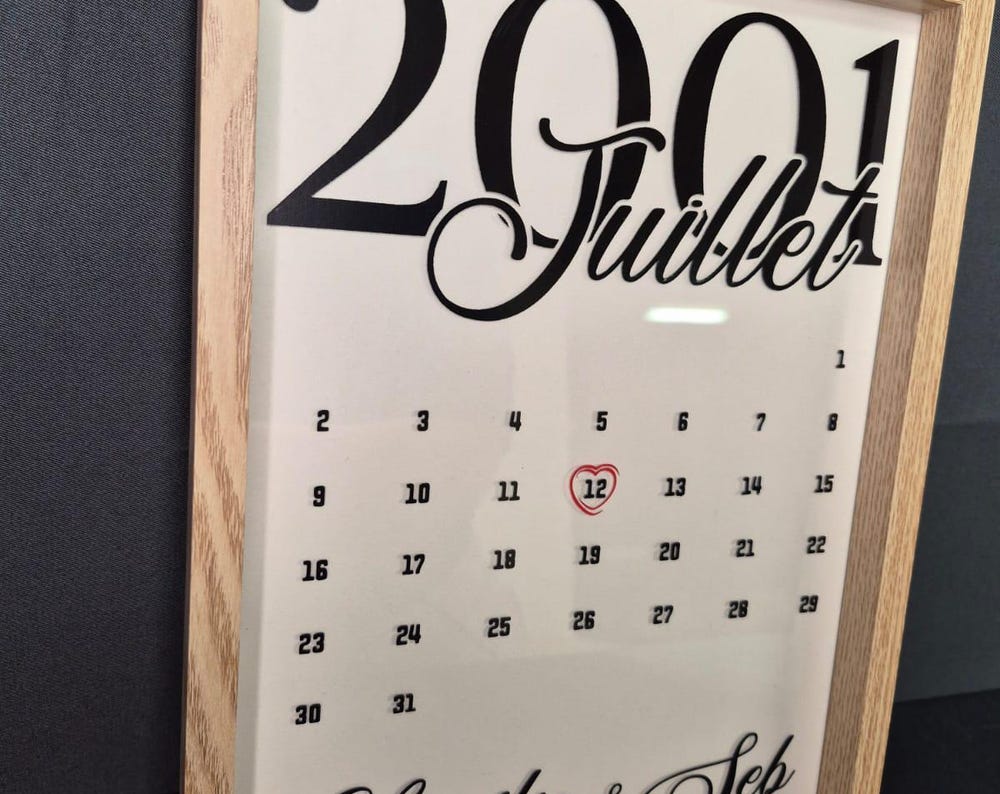 Cadre calendrier personnalisé juillet avec date entourée et prénoms