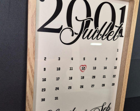 Cadre calendrier personnalisé juillet avec date entourée et prénoms