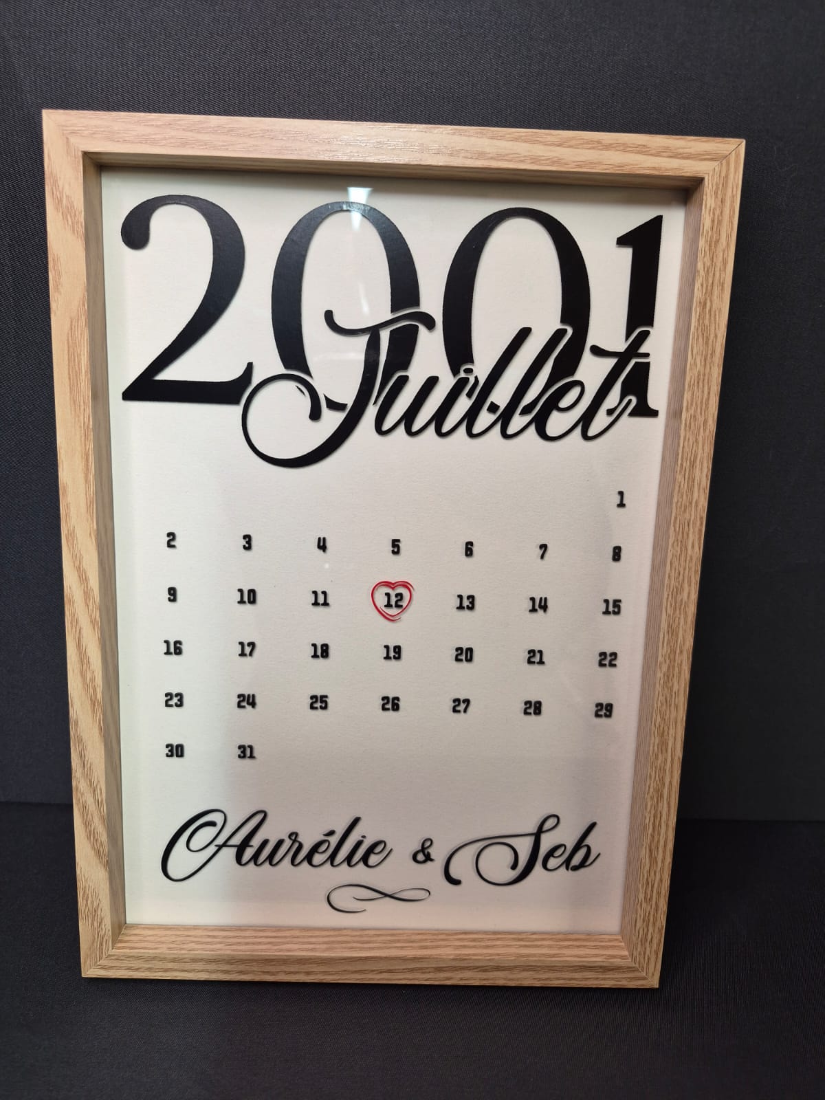 Calendrier personnalisé avec prénoms et date marquée par un cœur