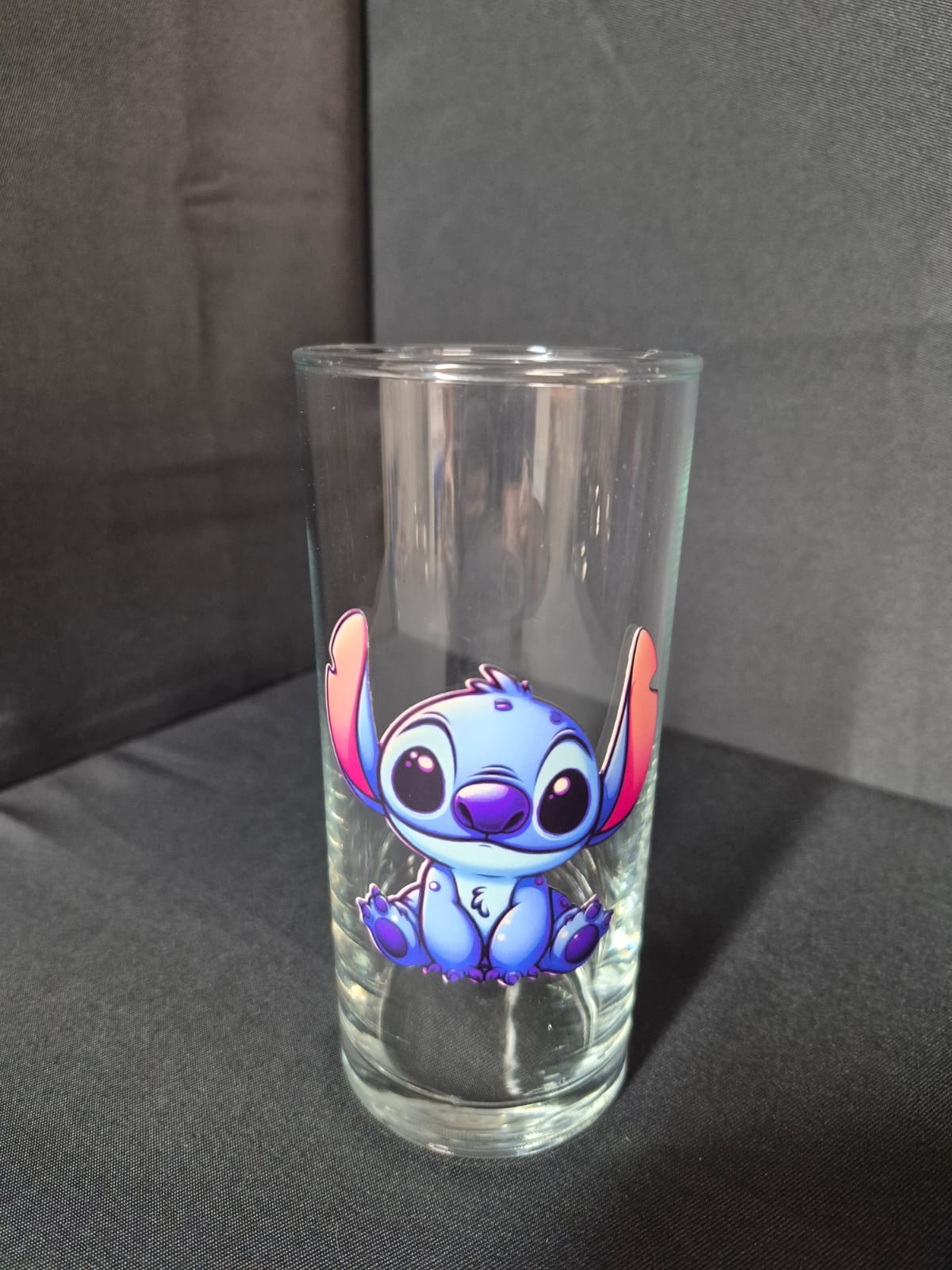 Verre personnalisé avec sticker Stitch assis, verre décoratif